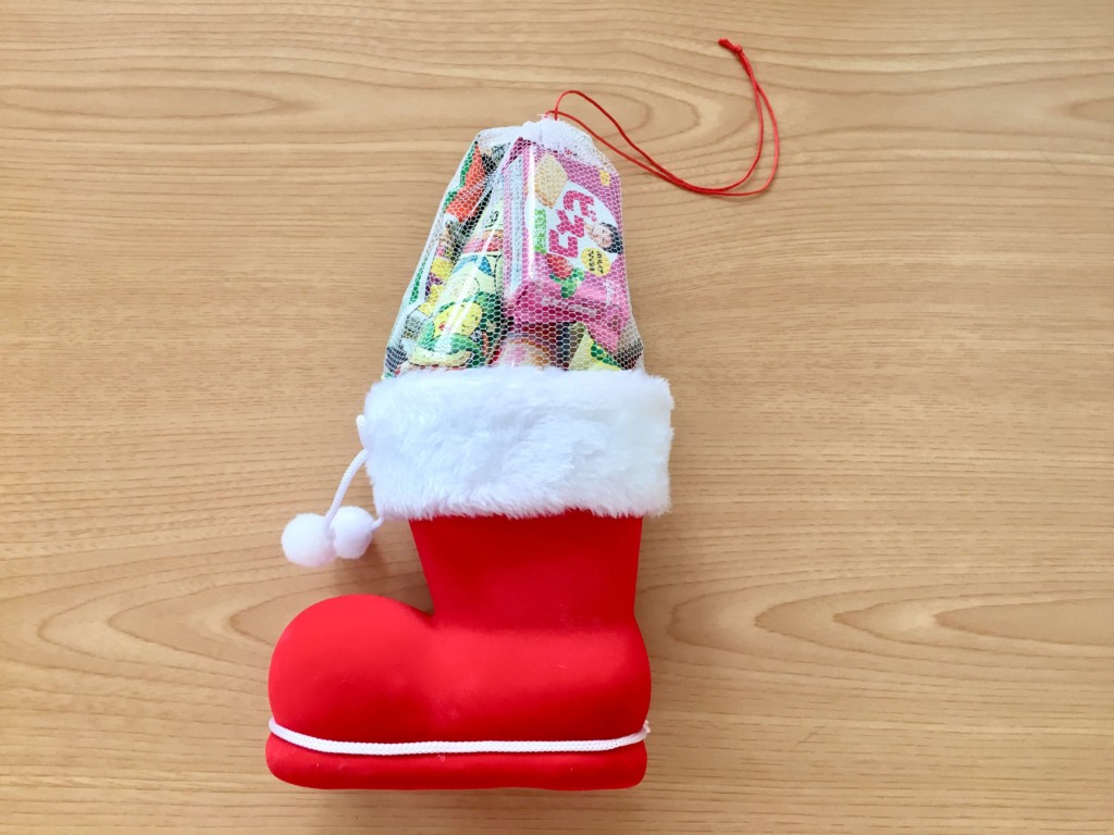 ダイソーのクリスマスグッズ お菓子ブーツが350円で簡単に作れる あそびめも