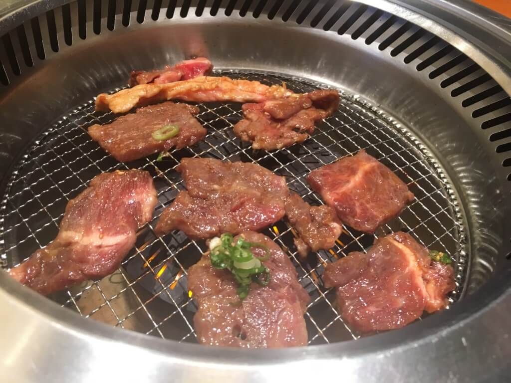 焼肉特急岸和田店のランチで焼肉を焼く